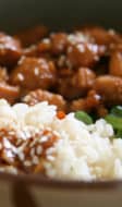 Plat principal avec viande, riz et haricots