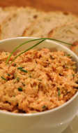 Bol de rillettes de saumon et tartines
