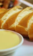 Coupelle de lait concentré sucré et brioche