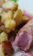 Filet de canard, sauce au vin rouge et thym, asperges et pommes de terre