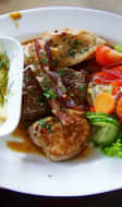 Plat de viande avec garnitures