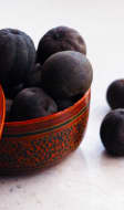 Citrons noirs ou limoo dans un bol perse