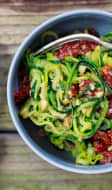 Spaghetti de courgettes aux tomates séchées.