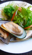 Moules crus et salade