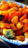 Tteokbokki servi dans une rue de Corée du Sud.