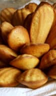 Madeleines sur assiette blanche