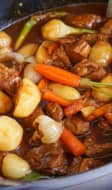 Navarin d'agneau et ses petits légumes dans une cocotte.