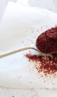 Sumac dans une cuiller