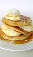 Assiette de pancakes coco avec bananes et sauce caramel 