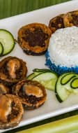 Assiette de beignets d'aubergines et garniture aux moules