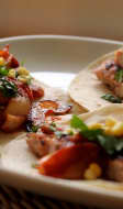 Tacos au poulet grillé, oignon, poivron, coriandre et épi de maïs