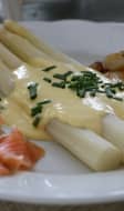 Assiette de saumon, asperges et sauce hollandaise