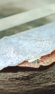 Galette de sarrasin complète en cours de cuisson sur une crêpière