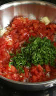 Tomates concassées dans une casserole 