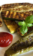Assiettes de différents légumes grillés