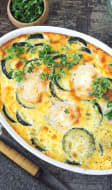 Plat de clafoutis de courgettes au fromage de chèvre