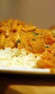 Butter chicken servi avec du riz blanc