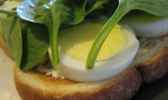 Oeuf dur sur sandwich avec epinards