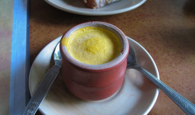 Matka Kulfi servi dans un petit pot de terre