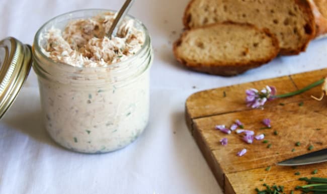 Petit pot de rillettes de thon et tranches de pain frais