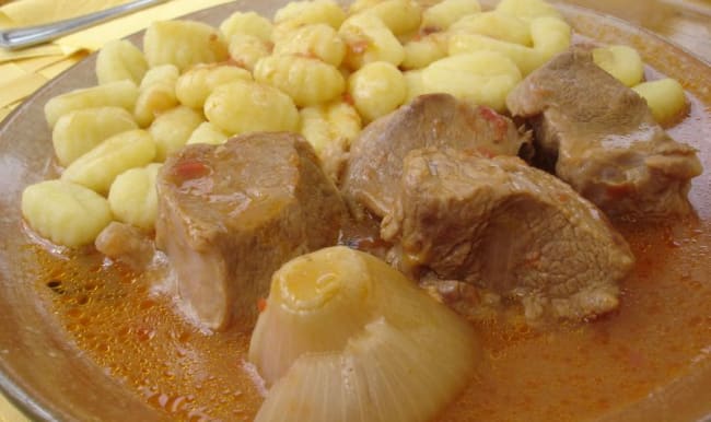 Sauté de veau accompagné de gnocchis