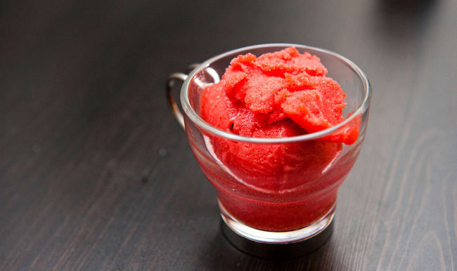 Sorbet fruits rouge dans une tasse