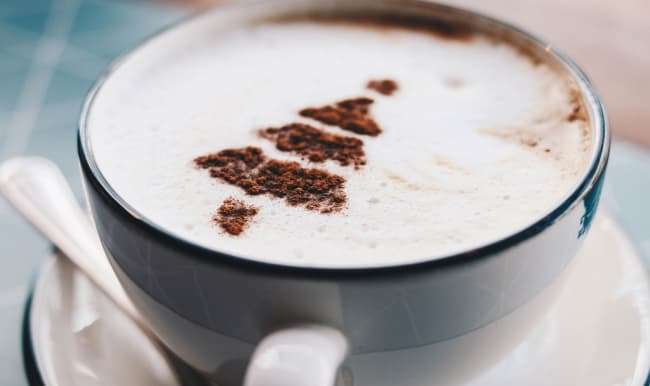 Une tasse de chocolat chaud.