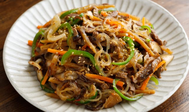 Japchae dans une assiette blanche