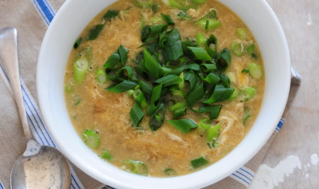 Bol de soupe de pois chiches aux oeufs