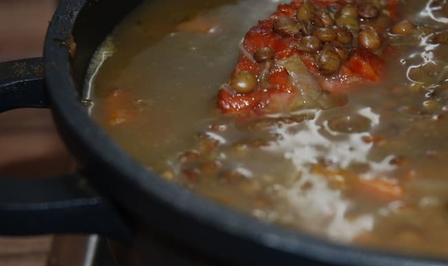 Petit salé aux lentilles dans un faitout