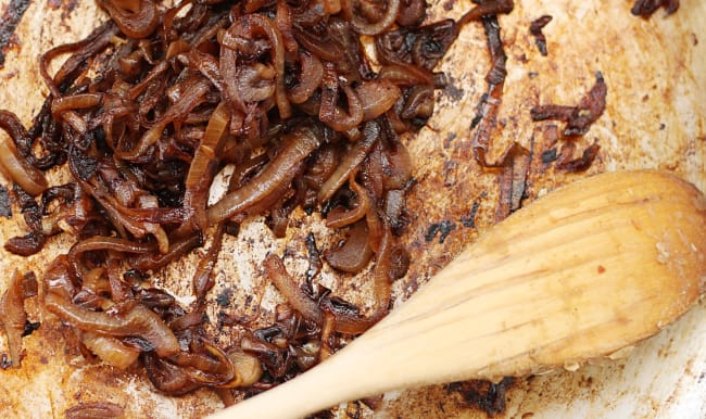 Oignons caramélisés dans une poêle