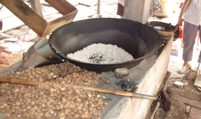 Préparation de riz soufflé au Vietnam