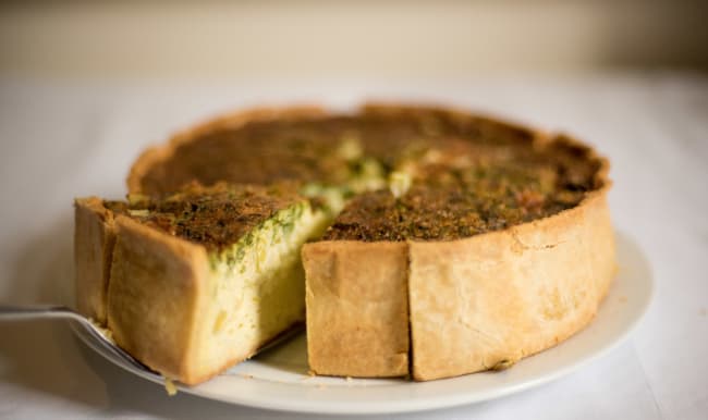 Gâteau salé aux légumes découpé en tranches