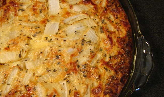 Quiche sans pâte dans un moule noir