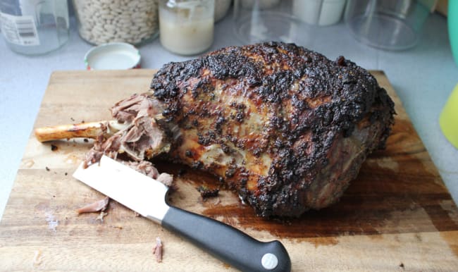 Gigot d'agneau sur planche à découper