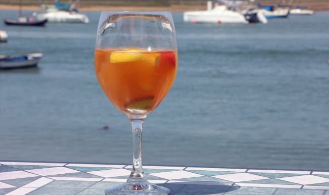 Verre de sangria blanche