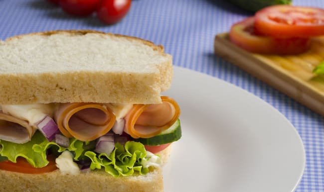 Casse-croûte à la poitrine de dinde, salade et tomate