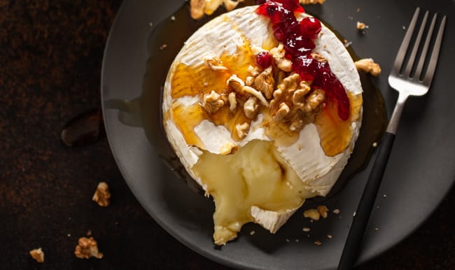 Camembert rôti avec des fruits secs et canneberge