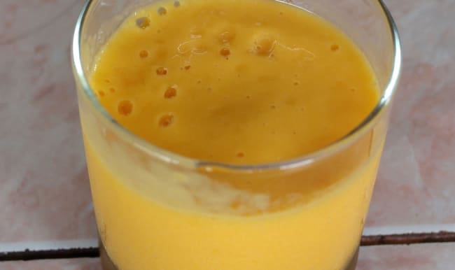 Verre de smoothie à la mangue