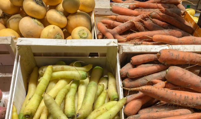 Fruits et légumes anciens sur le marché