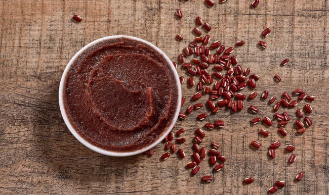 Bol d'anko sur table bois et haricots rouges