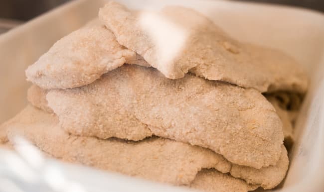 Escalopes de poulet panées crues