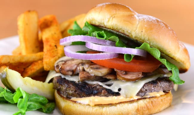 Burger sur assiette avec des frites