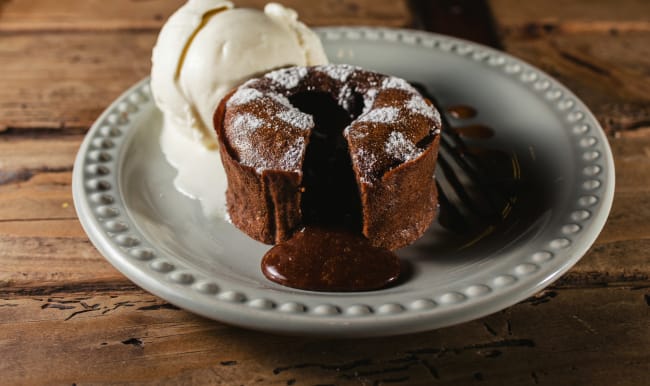 Gâteau au coeur coulant et glace vanille