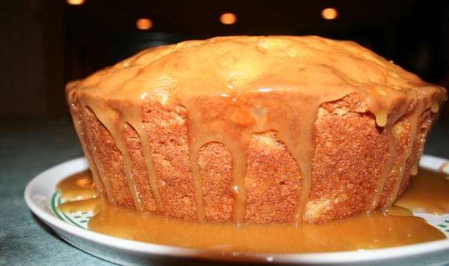 Gâteau recouvert de sauce caramel