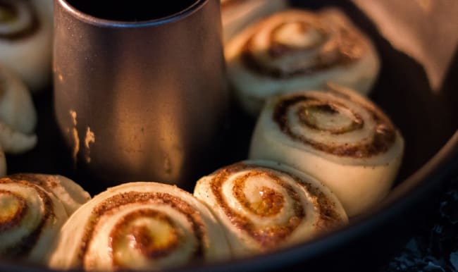 Cinnamon rolls dans un moule