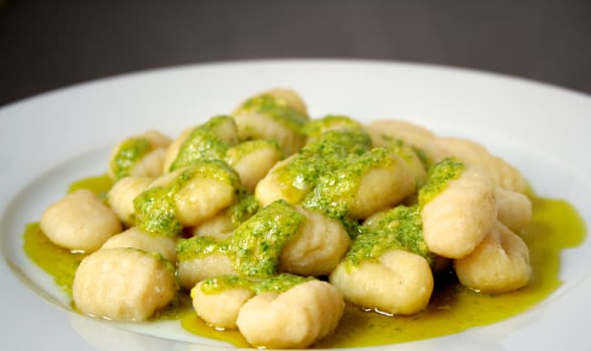 Assiette de gnocchis au pesto