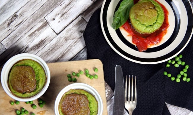 Flans aux petits pois et sauce tomate