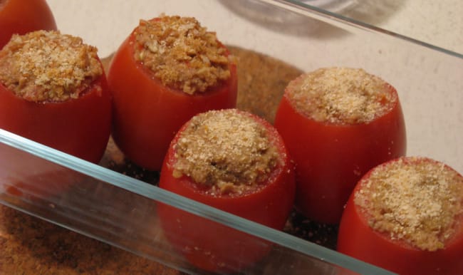 Chapelure sur des tomates farcies