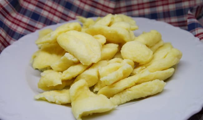 Assiette de knepfle sur tissu à carreaux